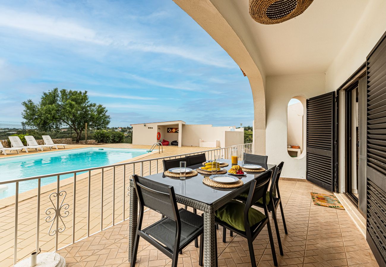 Villa à Porches - Casa do Vale: PET Friendly | Family, Pool & Beach