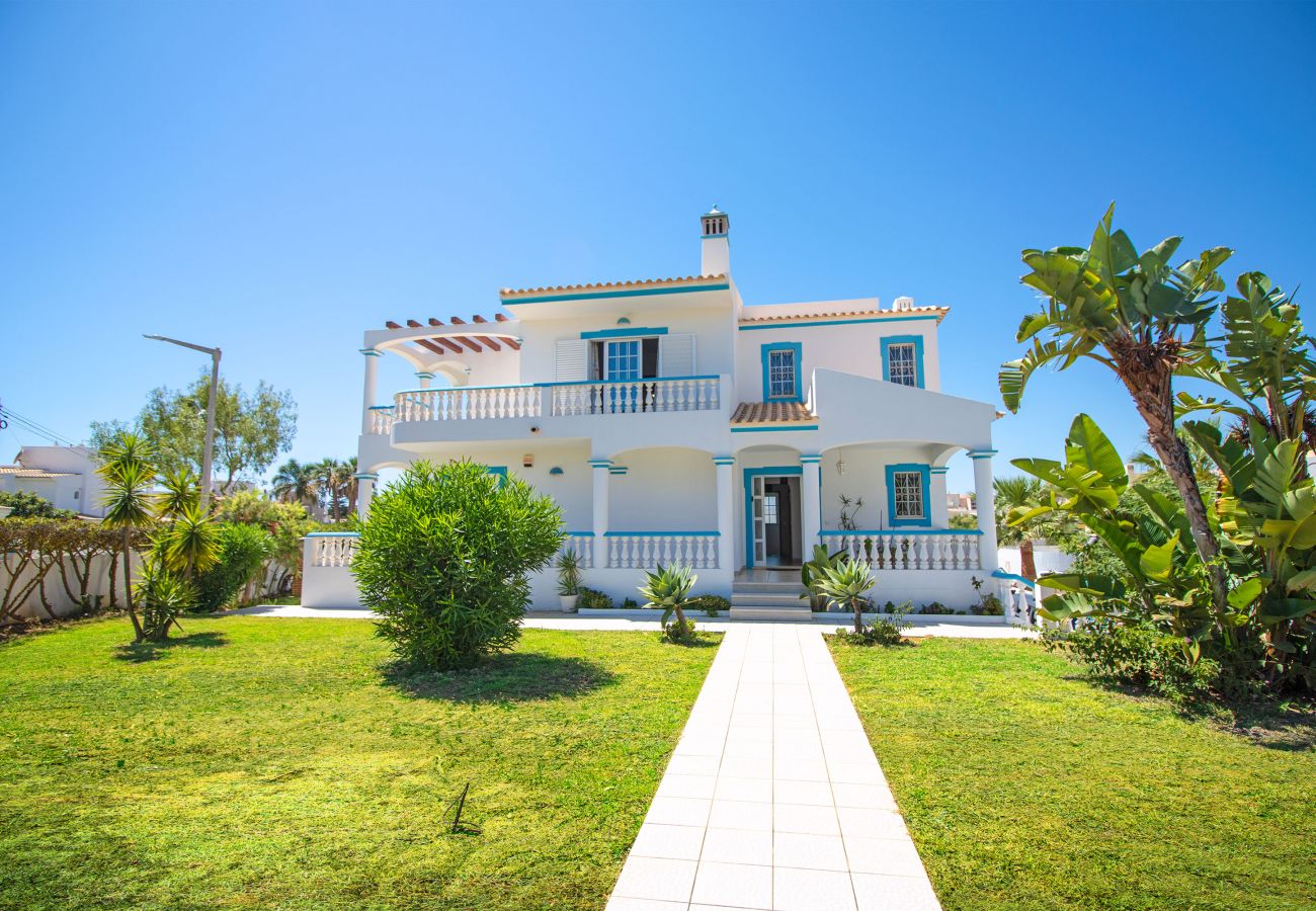 Villa em Galé - Villa Azul | 4 Quartos | Ao pé da praia | Galé